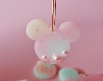 Boucles d'Oreilles Mickey Hoop Pastel et Perles Roses | créoles pastel à breloque souris