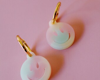 Cerceaux de visage souriant | petites créoles pastel happy face