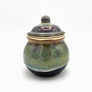 Piccolo vaso in ceramica con smalti a strati e fondo nero opaco