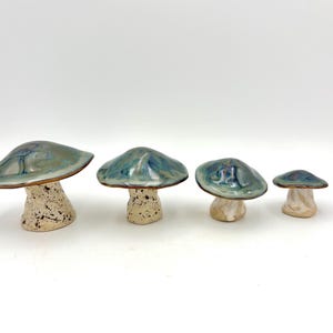 Kleurrijk paddenstoelornament, blauwe en groene metallic glazuren.