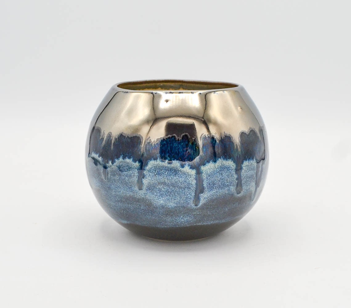 Petit Pot de Plantes en Glaçures Métalliques et Violettes.