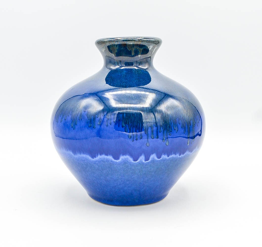 Vase en Poterie avec Des Glaçures Superposées, d'un Bleu Frappant.