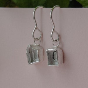 Pendientes colgantes con iniciales personalizados / Plata reciclada y vidrio reciclado / Regalo personalizado / Joyas ecológicas con letras estampadas