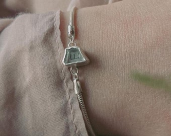 カスタムイニシャルシルバーブレスレット｜リサイクルされた割れたガラスチャーム、パーソナライズジュエリー