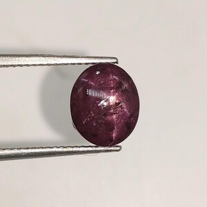Rubí estrella de 5,6 quilates, calidad AAA+. Hermosa gema suelta de rubí estrella de forma ovalada. Cristales de rubí estrella. Tamaño de la gema: 9 x 8 x 5,5 mm.