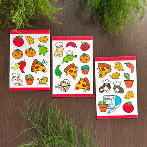 Puede incluir: Tres hojas de pegatinas con borde rojo con dibujos de porciones de pizza, queso, tomates y otros alimentos. Las pegatinas tienen el tema "comiendo pizza con plantas y amigos".