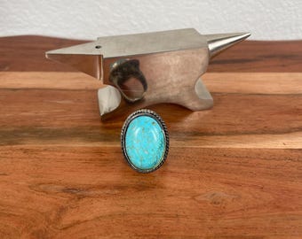 Anillo ovalado Turquoise Matrix – Joyería llamativa estilo boho del suroeste con borde de cuerda en tono plateado