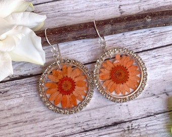 Pendientes de aro de resina, flor de margarita naranja prensada auténtica, pendientes colgantes dorados
