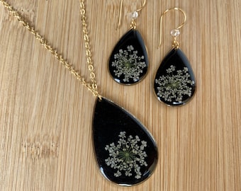 Conjunto de joyería de encaje de la reina Ana seco, collar y pendientes de resina