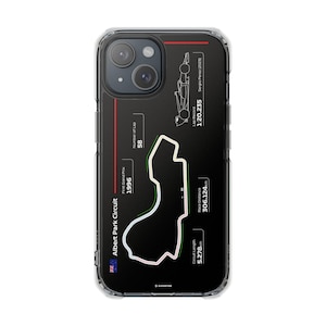 Puede incluir: Una funda de teléfono en blanco y negro con un gráfico del circuito de carreras de Albert Park. La funda presenta el diseño del circuito, la distancia de la carrera, el récord de vuelta y el año del primer Gran Premio. El texto "Albert Park Circuit" se muestra en la parte superior de la funda.