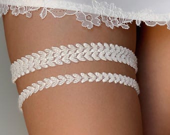 Simple stretchy wedding garter for bride with leaves, Fantasy bridal garter set for wedding, Elegant thigh garter, Floral plus size garter