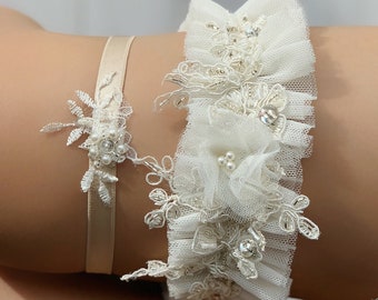 Flower whimsical wedding garter, Elegant pearl garter for bride, Bohemian bridal garter for wedding, Floral thigh garter, Lace leg garter