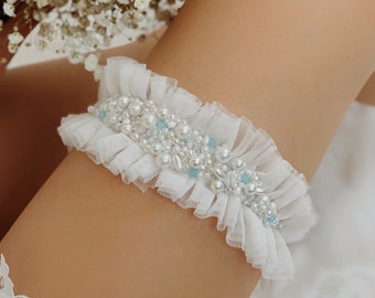 Jarretière de mariage en tulle blanc ornée de perles, jarretière de cuisse ébouriffée fantaisiste pour la mariée, jarretière de jambe de mariée chic avec quelque chose de bleu