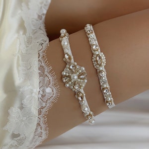 Thin ivory wedding garter set with gold crystals and pearls, Elegant leg garter for bride, Luxury slim pearl garter, Fancy bridal garter