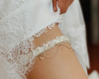 Jarretière de mariage en dentelle italienne sertie de perles de cristal et de nacre, jarretière de cuisse antidérapante douce pour la mariée, jarretière de mariée de style vintage avec gouttes