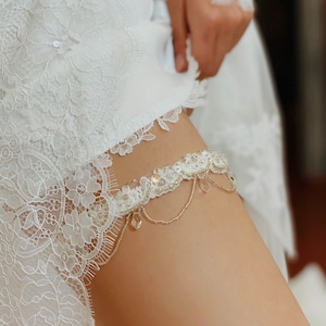 Italian lace wedding garter set with crystal and pearl beads, Soft non slip thigh garter for bride, Vintage style bridal garter with drops
