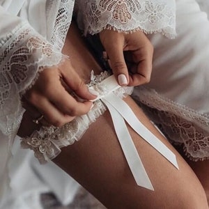 Whimsical ivory tulle wedding garter with pearls, Fancy frilled lace garter for bride with ribbon bow, Elegant victorian jeweled leg garter
