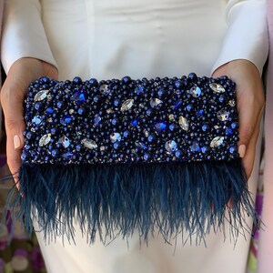 Pochette de soirée bleu marine avec plumes d'autruche, Pochette de mariage ornée de bijoux, Sac de mariée fantaisie à plumes bleu cobalt, Porte-monnaie scintillant en strass