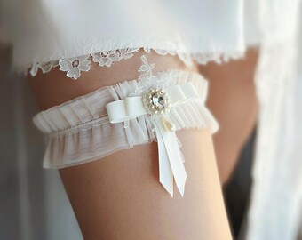 Wide tulle wedding garter for bride with bow, Stretchy pearl garter for wedding, Elegant thigh garter, Fancy leg garter, Bride garter