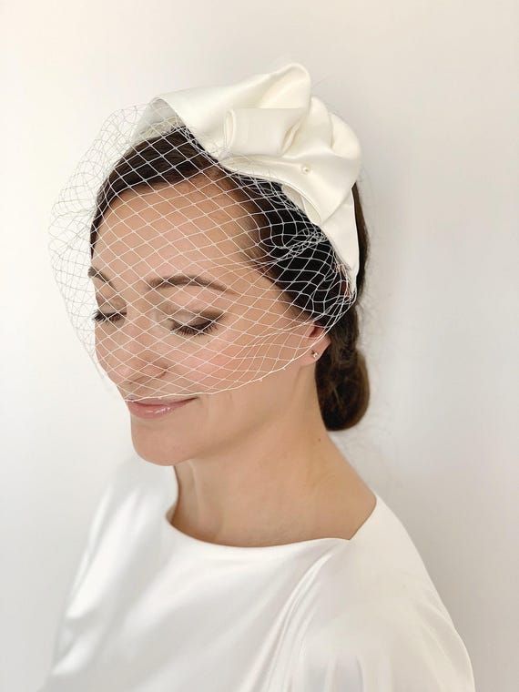 Elegant Ivory Bridal Headband With Net Birdcage Veil  display picture 2