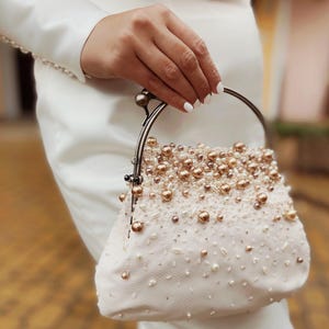 Pequeño bolso de mano de satén para boda con perlas color topo, elegante bolso de novia, bolso de mano de noche para mujer hecho a mano con joyas, elegante bolso de novia con cuentas marrones