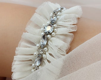 Jeweled wedding garter for bride, Sparkling silver rhinestone garter, Fancy bling pearl garter for wedding, Boho tulle bridal garter