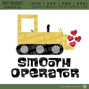 Könnte beinhalten: Ein gelber Bulldozer mit schwarzen Ketten und einem roten Herzen im Schaufel. Der Text "Smooth Operator" befindet sich unter dem Bulldozer.