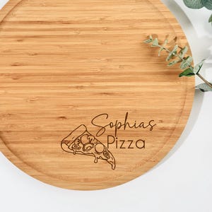 Personalisierter Pizzateller aus Bambus 32 cm  | Graviertes Geschenk für Pizza Liebhaber, Paare & Familien | Pizza Servierbrett