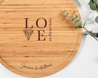 Personalisierter Pizzateller aus Bambus 32 cm  | Graviertes Geschenk für Pizza Liebhaber, Paare & Familien | Pizza Servierbrett