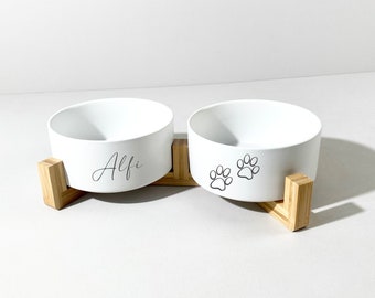 Hundenapf aus Keramik | Doppel - PERSONALISIERBAR Näpfe mit Bambus Ständer | Futterbar für Hunde, Welpen und Katzen (850ml)