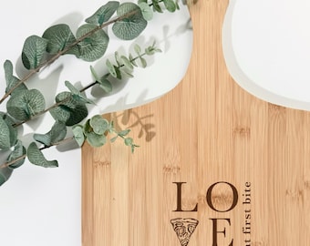 Personalized bamboo pizza board 45 x 30 cm | Engraved gift for pizza lovers, couples & families | Pizza serving board with handle