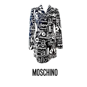 Peut inclure: Robe blazer noire et blanche avec le mot "allover" imprimé en répétition. La robe a des manches longues et un col à revers. Le nom de la marque "MOSCHINO" est imprimé en lettres noires en gras en bas.