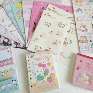 ¡Un montón de bolsas kawaii!, papelería de Sanrio, linda bolsa de papelería, bolsa misteriosa kawaii, cuaderno con letras de Hello Kitty, Kiki y Lala.