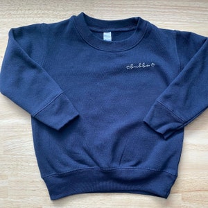 Sweat bébé personnalisé brodé à la main