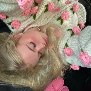 Leilayca Pink Roses Cardigan, Grobstrick-Cardigan für Frauen, Weißer Pullover mit rosa Blumen, Einzigartiges Geschenk für Frauen, Vintage-Rosen Bild 10