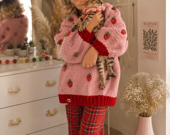 Maglione lavorato a maglia con fragole, maglione rosa con fragole fatto a mano, maglione in stile cottagecore, pullover oversize a maglia grossa, abbigliamento Coquette