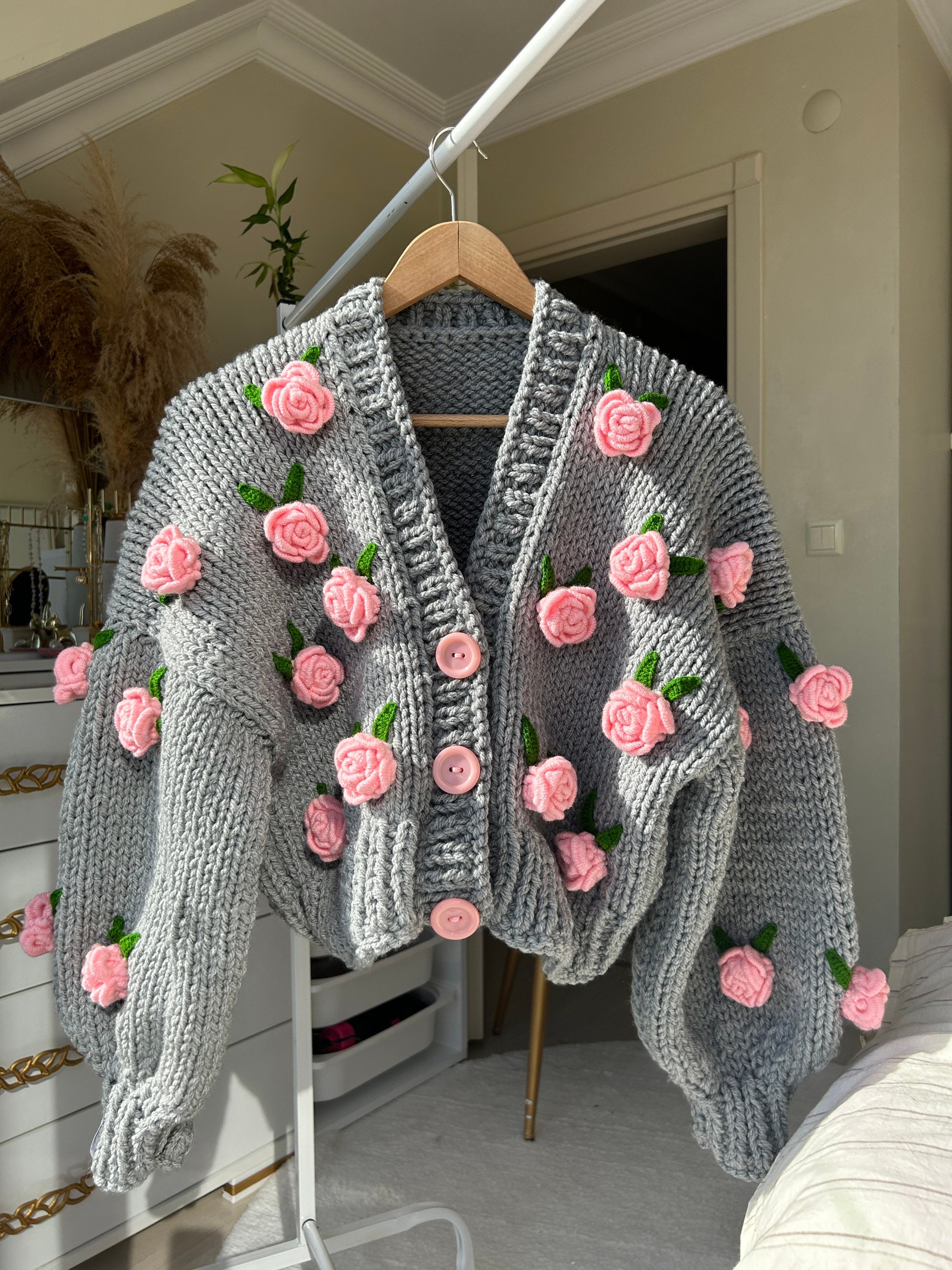 Grey/pink Cardigan, Chunky Cropped Cardigan for Woman , Grey Sweater With  Pink Flowers , Unique Gift for Women , Vintage Roses -  Canada