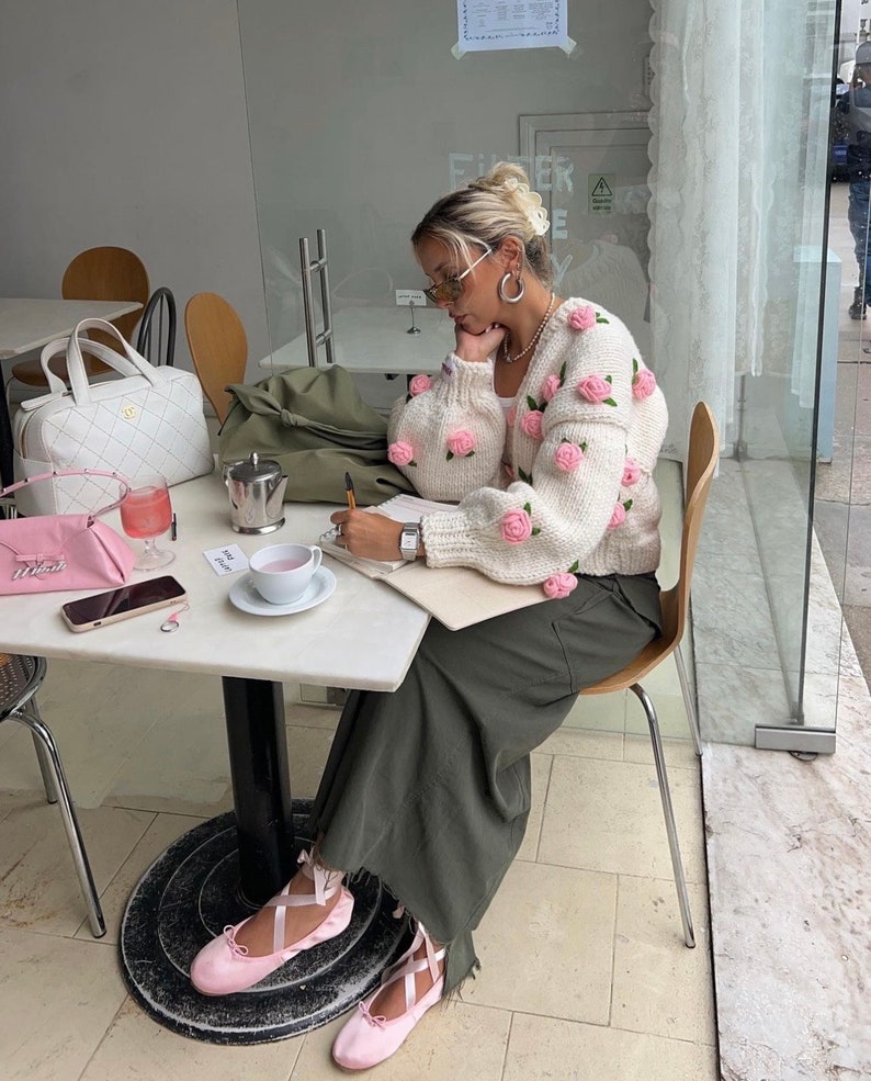 Leilayca Pink Roses Cardigan, Grobstrick Cropped Cardigan für Damen, Weißer Pullover mit Rosa blumen, Einzigartiges Geschenk für Frauen, Vintage Roses Bild 8