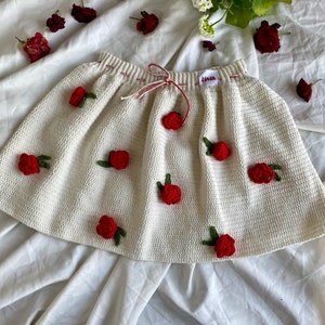 赤いバラのスカート、白いかぎ針編みのサークルスカート、フレアミニスカート、バラの刺繍、ユニークな服、ヴィンテージの服、カラフルなフェスティバルの衣装、