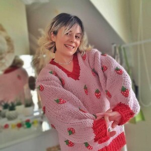 Leilayca、オーバーサイズ ストロベリー セーター、かわいいニット セーター、ストロベリー刺繍セーター、フルーツ刺繍セーター、クリスマス ギフト