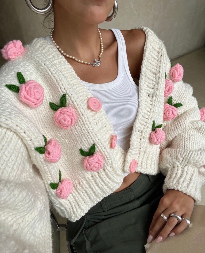 Leilayca Pink Roses Cardigan, Grobstrick Cropped Cardigan für Damen, Weißer Pullover mit Rosa blumen, Einzigartiges Geschenk für Frauen, Vintage Roses Bild 6