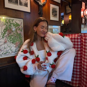 Leilayca、冬のバラ、女性へのバレンタインデーのギフト、ビクトリア朝のバラのクロシェ、赤いバラのチャンキークロップドホワイトカーディガン、クリスマスギフト