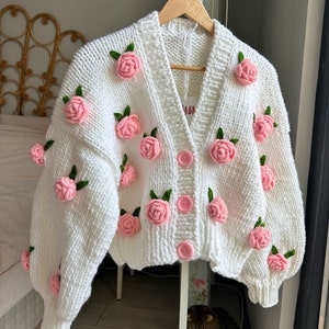 leilayca bruidsbloem, bruidsboeket, trouwjurk, bruiloftsbloemen, bruiloft, wit vest met roze bloemen, bruidsdouche, afbeelding 5