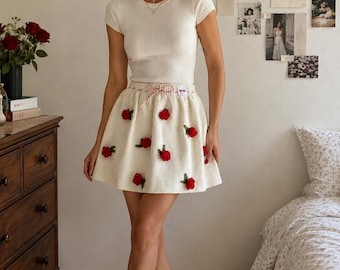 Saia com rosas vermelhas, Saia branca de crochê com modelagem circular, Minissaia evasê, Bordado de rosas, Roupas exclusivas, Roupas vintage, Looks coloridos para festivais
