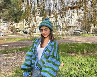 leilayca Blau/Grün gestreifte Strickjacke und Blau/Grün gestreifte Beanie mit Bommel