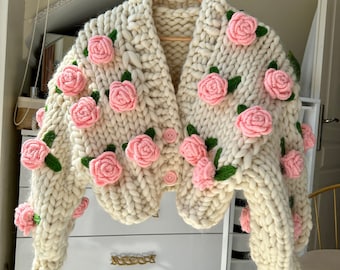 Leilayca Big Pink Roses Cardigan, Chunky Cropped Cardigan voor vrouw, witte trui met roze bloemen, Valentijnsdagcadeaus, gebreide trui