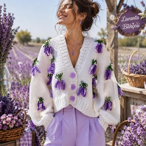 Cárdigan de flores de lavanda hecho a mano, cárdigan corto de punto grueso, suéter estilo cottagecore, prenda de punto boho oversize, regalo para ella.