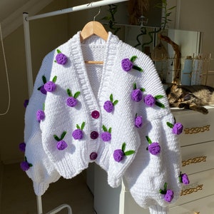 Leilayca Lila Rosen-Strickjacke, klobige, abgeschnittene Strickjacke für Damen, Weißer Pullover mit lilafarbenen Blumen, einzigartige Geschenke für Damen, Ästhetik