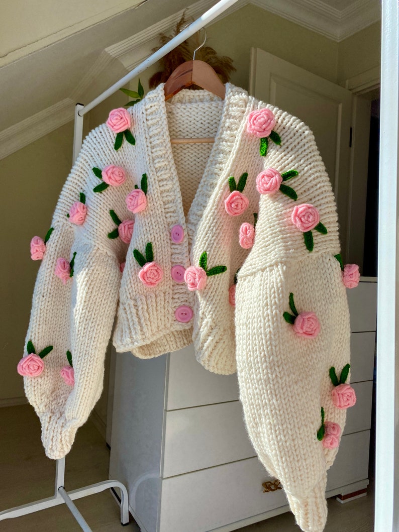 Leilayca Pink Roses Cardigan, Grobstrick-Cardigan für Frauen, Weißer Pullover mit rosa Blumen, Einzigartiges Geschenk für Frauen, Vintage-Rosen Bild 1