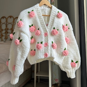 leilayca bruidsbloem, bruidsboeket, trouwjurk, bruiloftsbloemen, bruiloft, wit vest met roze bloemen, bruidsdouche, afbeelding 2